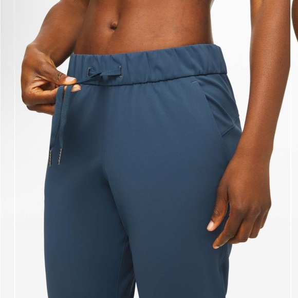 Lululemon Women’s On the Fly 7/8 Pant
In Code Blue Full-On Luxtreme Size 10 - Picture 3 of 6